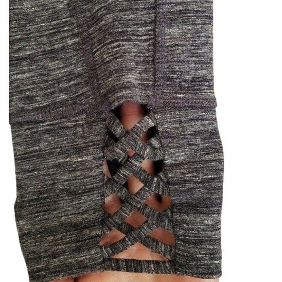 Women's Cropped Leggings Capri Cut Out Yoga Pants Small NWOT - Picture 3 of 8